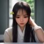 留短发的女性编辑坐在电脑前认真核对资料，暖色台灯照亮桌面